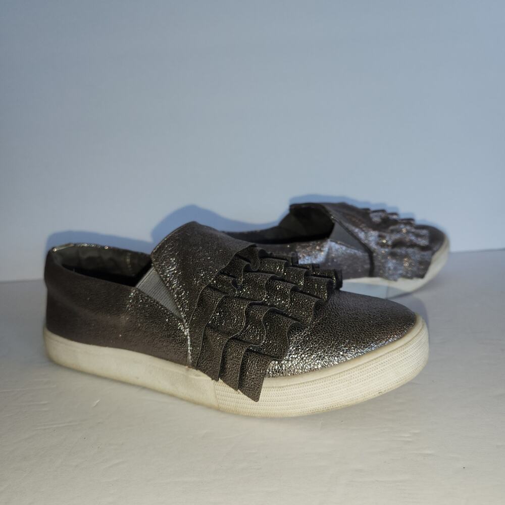 KENNETH COLE Kam Ruffle Fashion Sneaker Womens 6 Pewter Metallic Tiered Ruffle